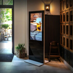 Màn hình quảng cáo chân đứng 43 inch