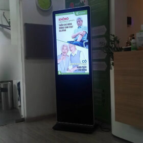 Màn hình quảng cáo chân đứng 43 inch