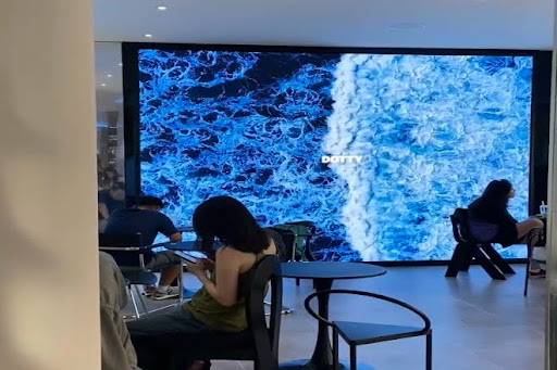 Thi công lắp đặt màn hình LED quán café: Setup menu động, góc check-in & tối ưu chi phí bảo trì