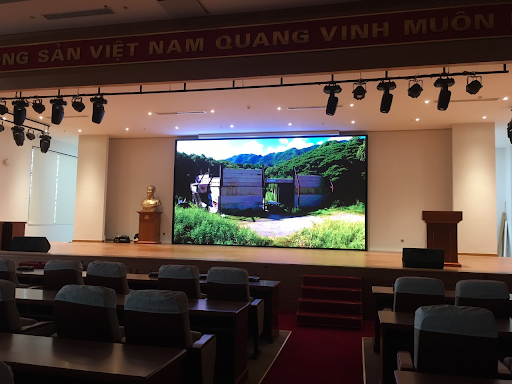 Chi phí màn hình LED hội trường: Thiết kế backdrop, âm thanh & ánh sáng đồng bộ