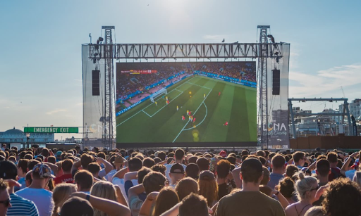 Thi công màn hình LED xem bóng đá: Fan zone ngoài trời, ghép module & chống chói ban ngày