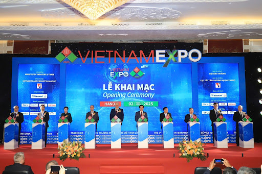 Thi công lắp đặt màn hình LED hội chợ: Giải pháp kết cấu nhẹ, tháo lắp nhanh & tối ưu ngân sách thuê
