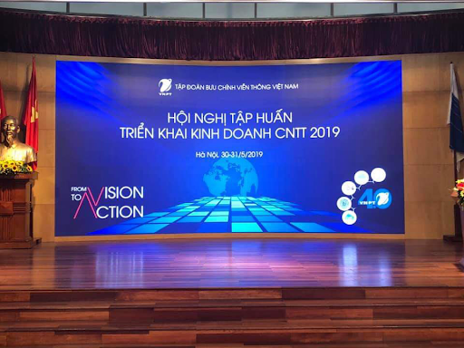 Thi công màn hình LED hội nghị: Giải pháp livestream đa camera & cấu hình độ phân giải cao